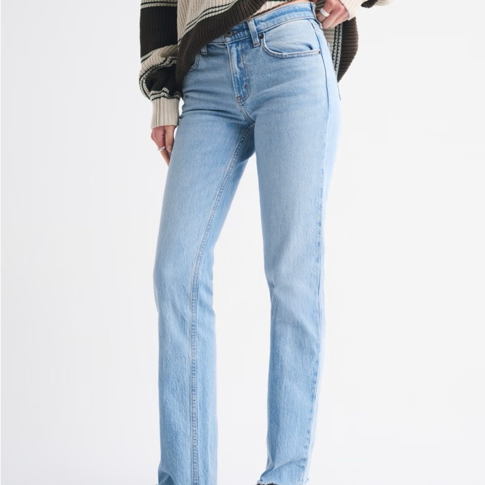 Abercrombie Mid-Rise 90s Straight Jean in Medium Blue